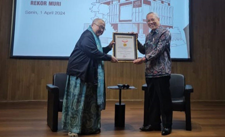 Guru Besar FKUI Raih Penghargaan MURI sebagai Penulis Artikel Covid-19 Terbanyak di Media Massa